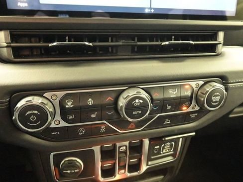 Used 2025 Jeep Wrangler Unlimited Sahara AWD/4WD image 50