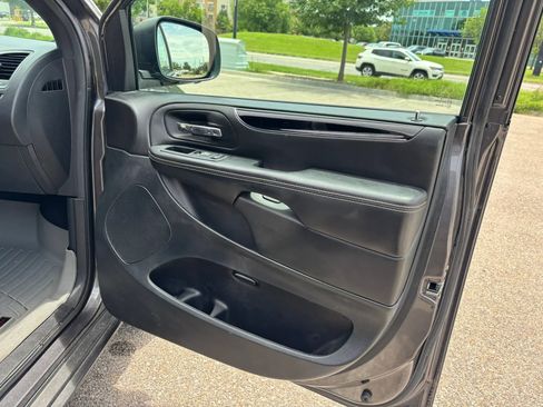 Used 2018 Dodge Grand Caravan SXT w/ Blacktop Package FWD image 21