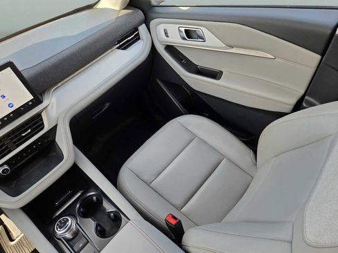 Used 2025 Ford Explorer Active w/ Active Comfort Package RWD image 15