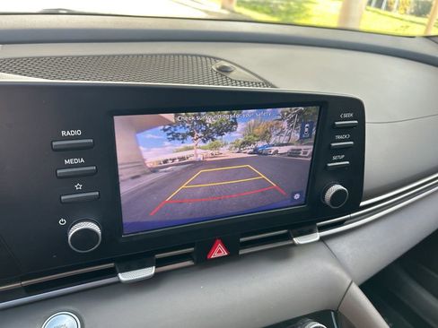 Used 2022 Hyundai Elantra SEL FWD image 9