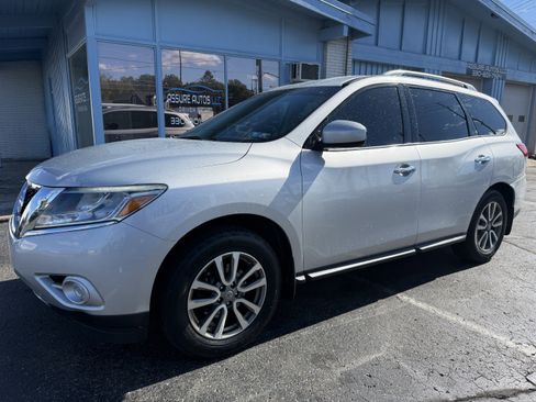 Used 2015 Nissan Pathfinder S image 1