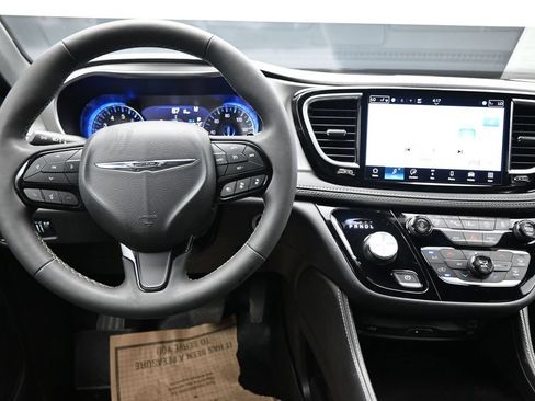 Used 2024 Chrysler Pacifica Limited w/ Uconnect Theater Family Group AWD/4WD image 14