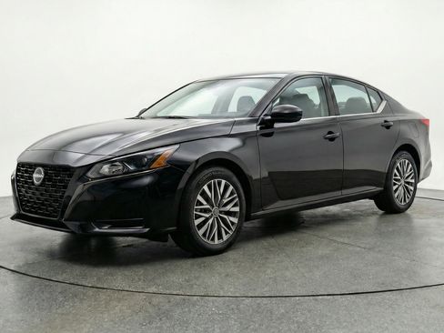 Used 2025 Nissan Altima 2.5 SV image 3
