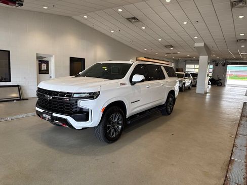 Used 2023 Chevrolet Suburban Z71 w/ Luxury Package AWD/4WD image 3