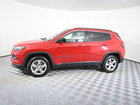 Used 2024 Jeep Compass Latitude image 2