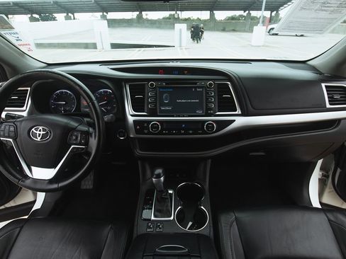 Used 2017 Toyota Highlander XLE image 25