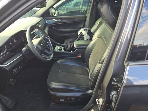 Used 2023 Jeep Grand Cherokee L Laredo image 3