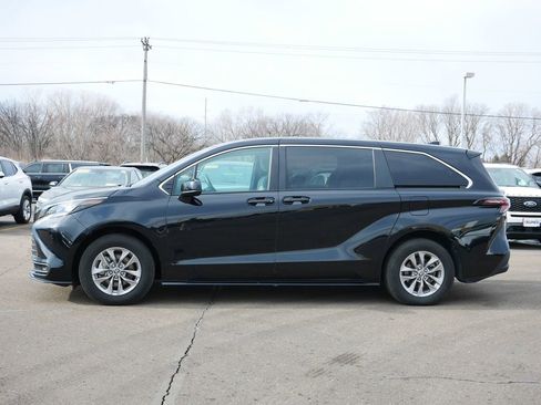 Used 2025 Toyota Sienna LE image 4