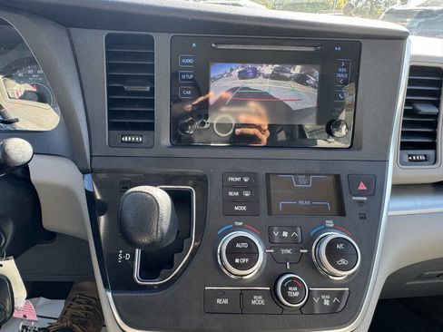 Used 2015 Toyota Sienna L image 46