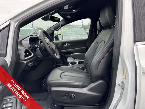New 2026 Chrysler Pacifica Select image 3