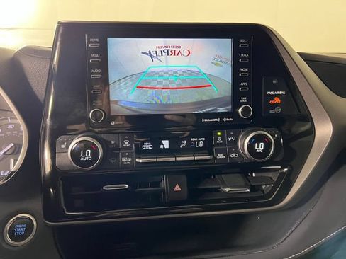 Used 2021 Toyota Highlander XLE FWD image 19
