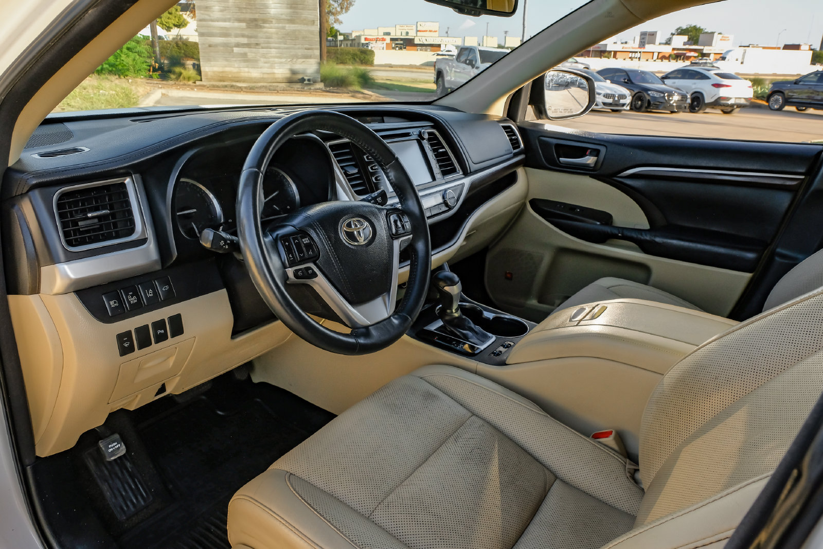 Used 2016 Toyota Highlander Limited w/ Driver Technology Package FWD image 3