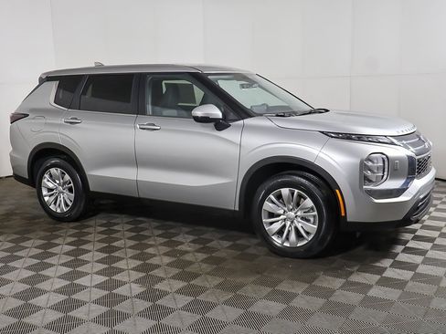 New 2026 Mitsubishi Outlander ES image 15