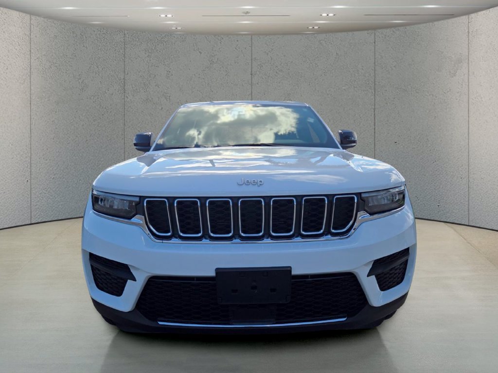 Used 2025 Jeep Grand Cherokee Laredo RWD image 13