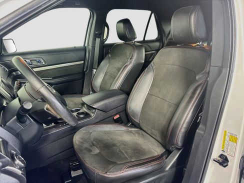 Used 2018 Ford Explorer XLT w/ Equipment Group 202A FWD image 21