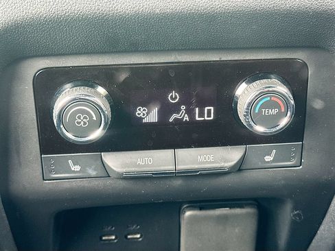 Used 2024 Chevrolet Traverse RS FWD image 27
