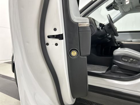 Used 2023 Rivian R1S Adventure AWD/4WD image 32