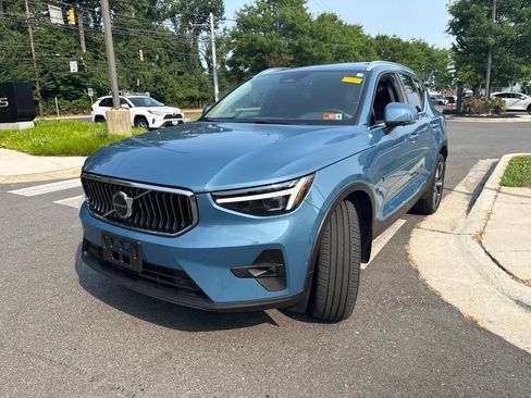 Used 2024 Volvo XC40 B5 Plus w/ Protection Package Premier AWD/4WD image 4