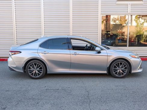 Used 2022 Toyota Camry XLE image 3