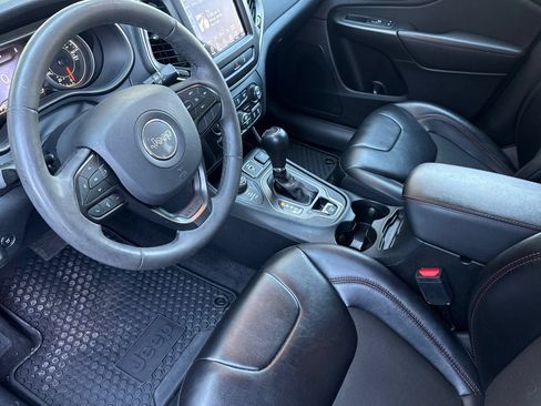 Used 2022 Jeep Cherokee Trailhawk w/ Comfort/Convenience Group AWD/4WD image 9