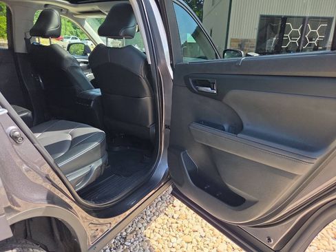 Used 2021 Toyota Highlander XLE AWD/4WD image 28
