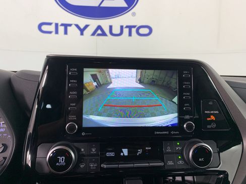Used 2020 Toyota Highlander LE AWD/4WD image 25