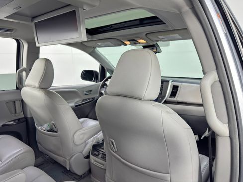 Used 2018 Toyota Sienna XLE Premium image 36