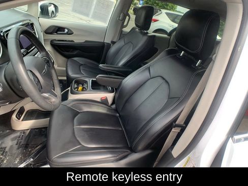 Used 2023 Chrysler Pacifica Touring-L FWD image 14