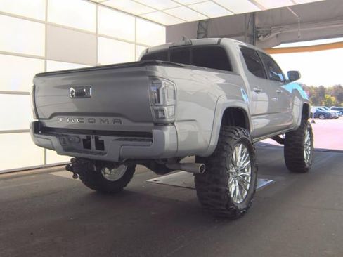 Used 2017 Toyota Tacoma SR5 w/ Tow Package image 4