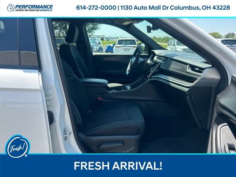 Used 2026 Jeep Grand Cherokee Laredo AWD/4WD image 16