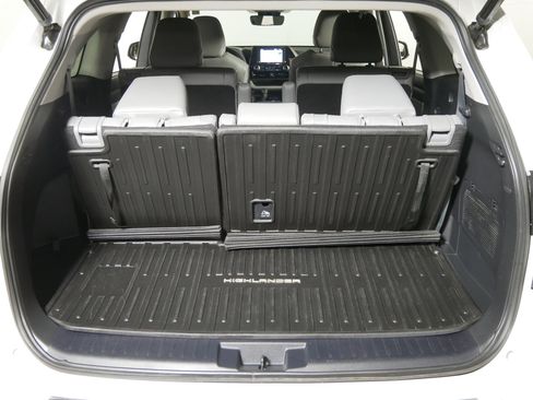 Used 2022 Toyota Highlander XLE image 18