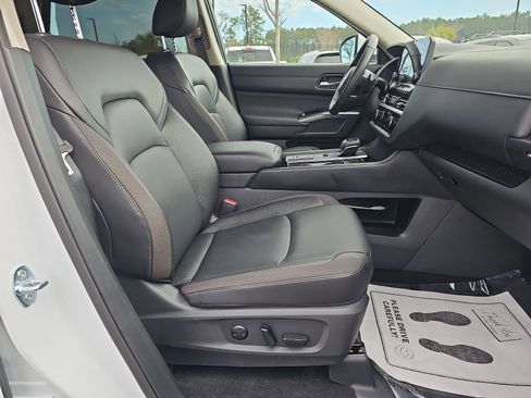 Used 2025 Nissan Pathfinder SL w/ SL Premium Package image 10