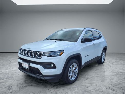 Used 2026 Jeep Compass Latitude AWD/4WD image 3