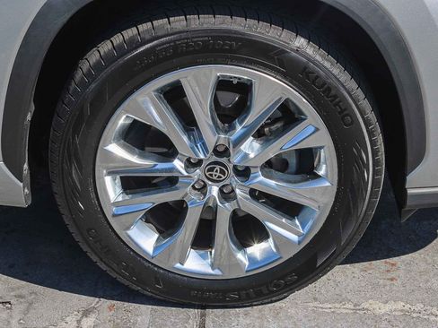 Used 2023 Toyota Highlander Limited FWD image 11