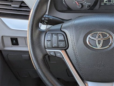 Used 2016 Toyota Sienna L image 19