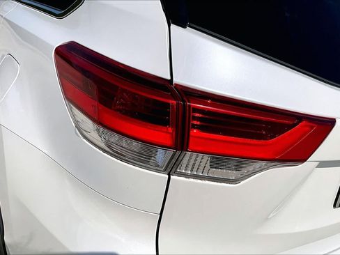 Used 2018 Toyota Highlander Plus FWD image 27