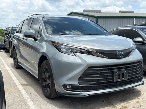 Used 2023 Toyota Sienna XLE Woodland Edition AWD/4WD image 3