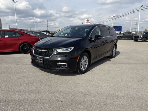 Used 2024 Chrysler Pacifica Touring-L image 9