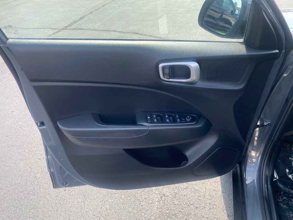 Used 2025 Hyundai Venue SEL FWD image 18