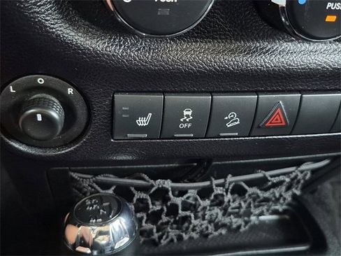 Used 2016 Jeep Wrangler Unlimited Sahara image 34