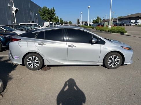 Used 2019 Toyota Prius Prime Premium FWD image 4