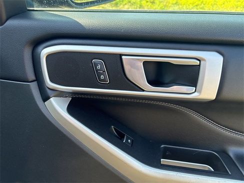 Used 2022 Ford Explorer XLT image 34