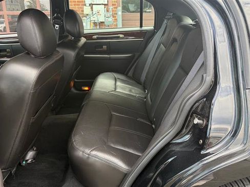 Used 2009 Lincoln Town Car Signature Limited RWD image 20