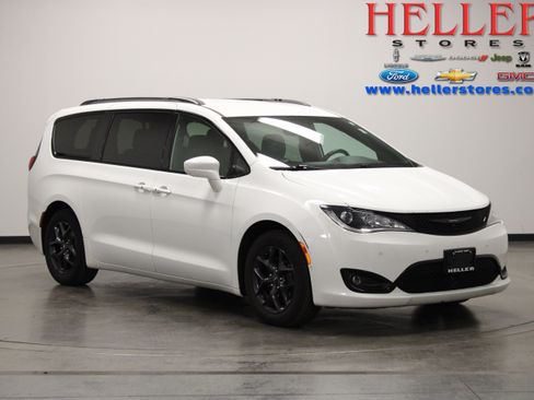 Used 2018 Chrysler Pacifica Touring-L Plus w/ Advanced Safetytec Group FWD image 1