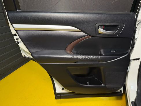 Used 2016 Toyota Highlander XLE w/ Preferred Accessory Package image 19