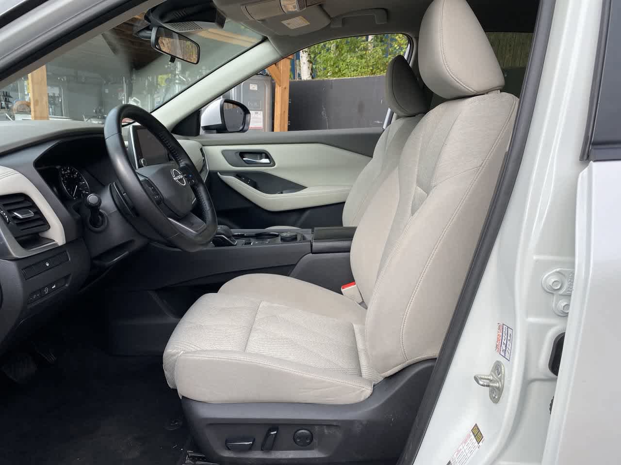 Used 2025 Nissan Rogue SV AWD/4WD image 12