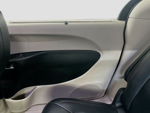 Used 2020 Chrysler Pacifica Touring-L FWD image 32