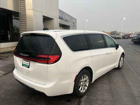 Used 2025 Chrysler Pacifica Select FWD image 7