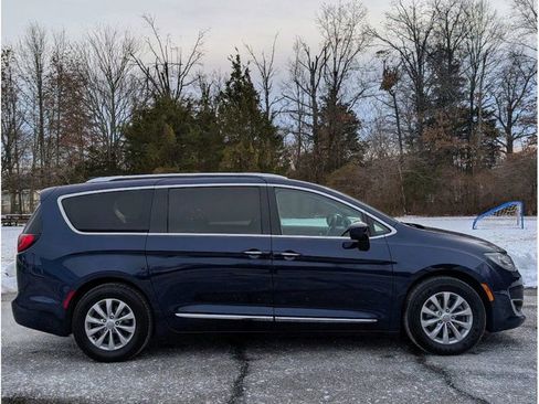 Used 2018 Chrysler Pacifica Touring-L Plus image 8