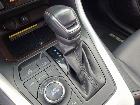 Used 2019 Toyota RAV4 Limited image 16